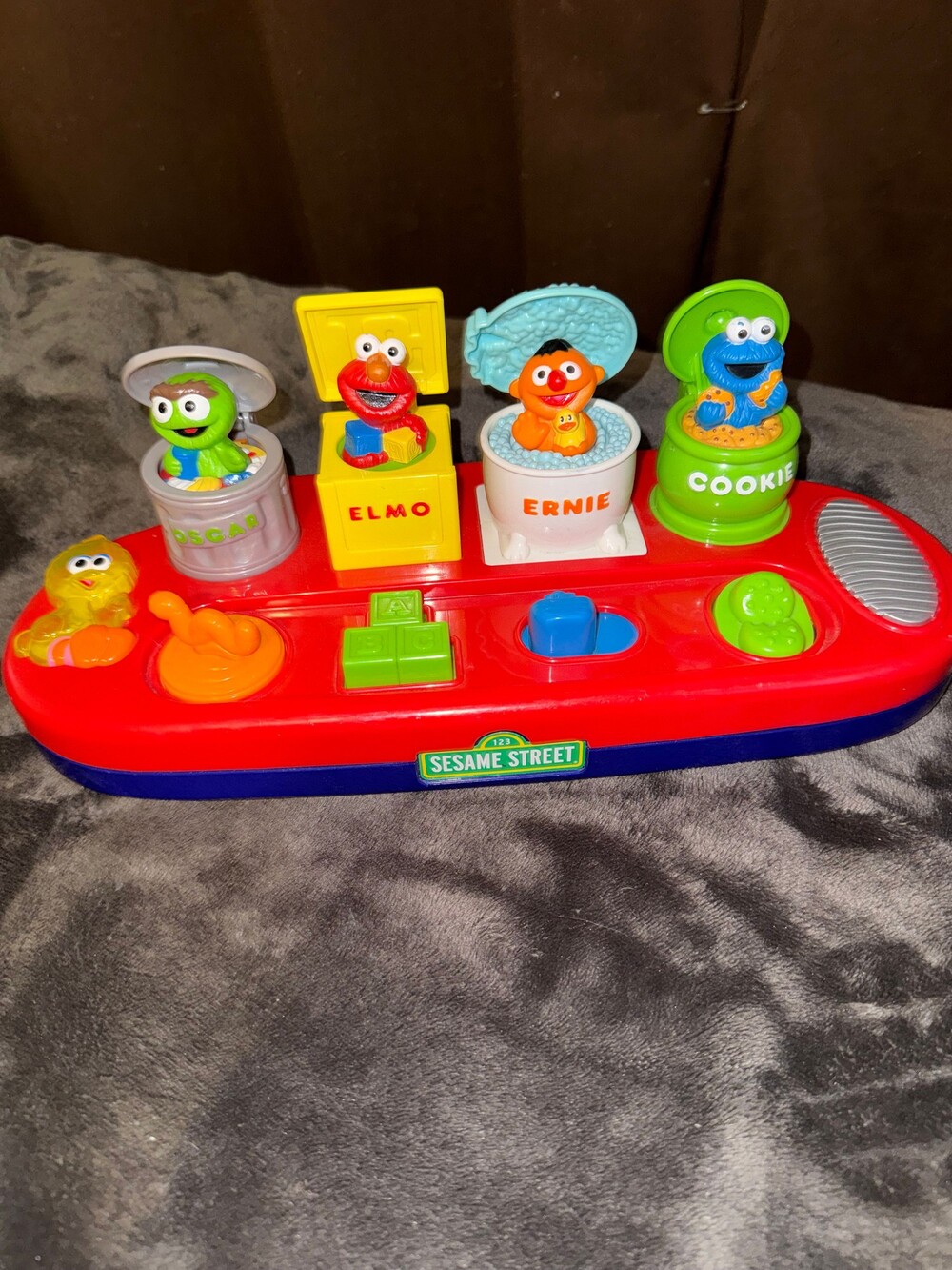 2002 Mattel Sesame Street Pop Up Toy Oscar Elmo Ernie Cookie Monster Red Blue Ba